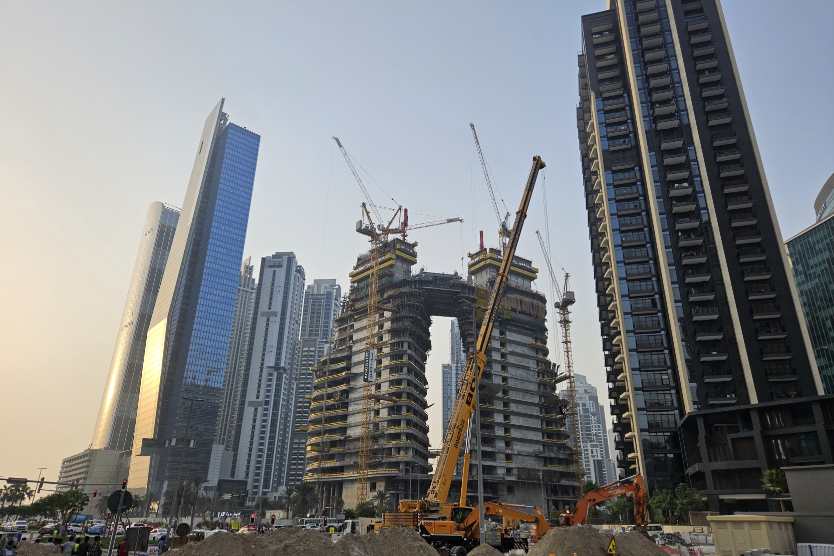 Business Bay Off-Plan Projects: The Urban Mid-Premium Play Between Downtown and the Marina