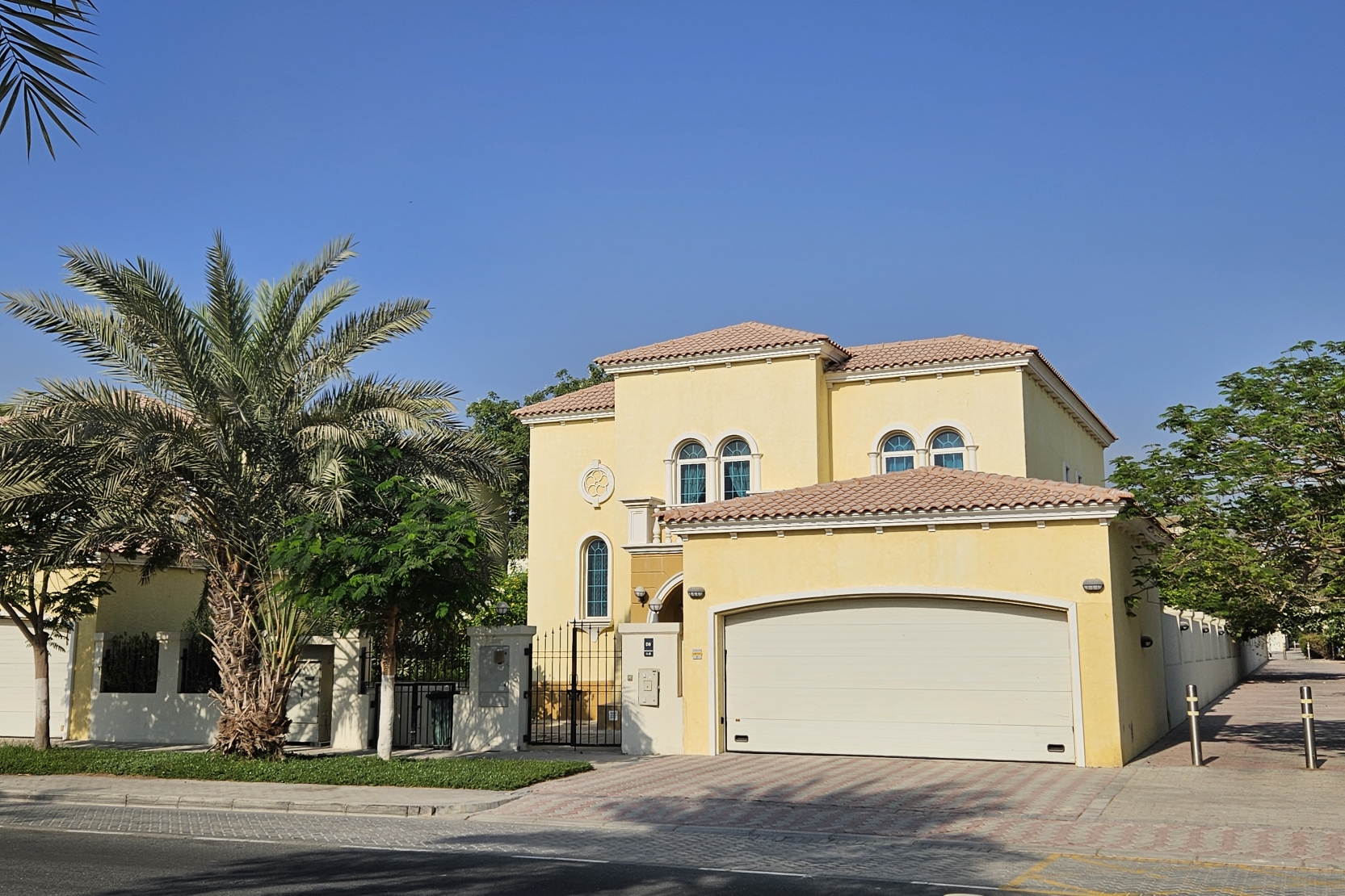 Jumeirah Park Legacy villa Dubai with palm trees and private garden
